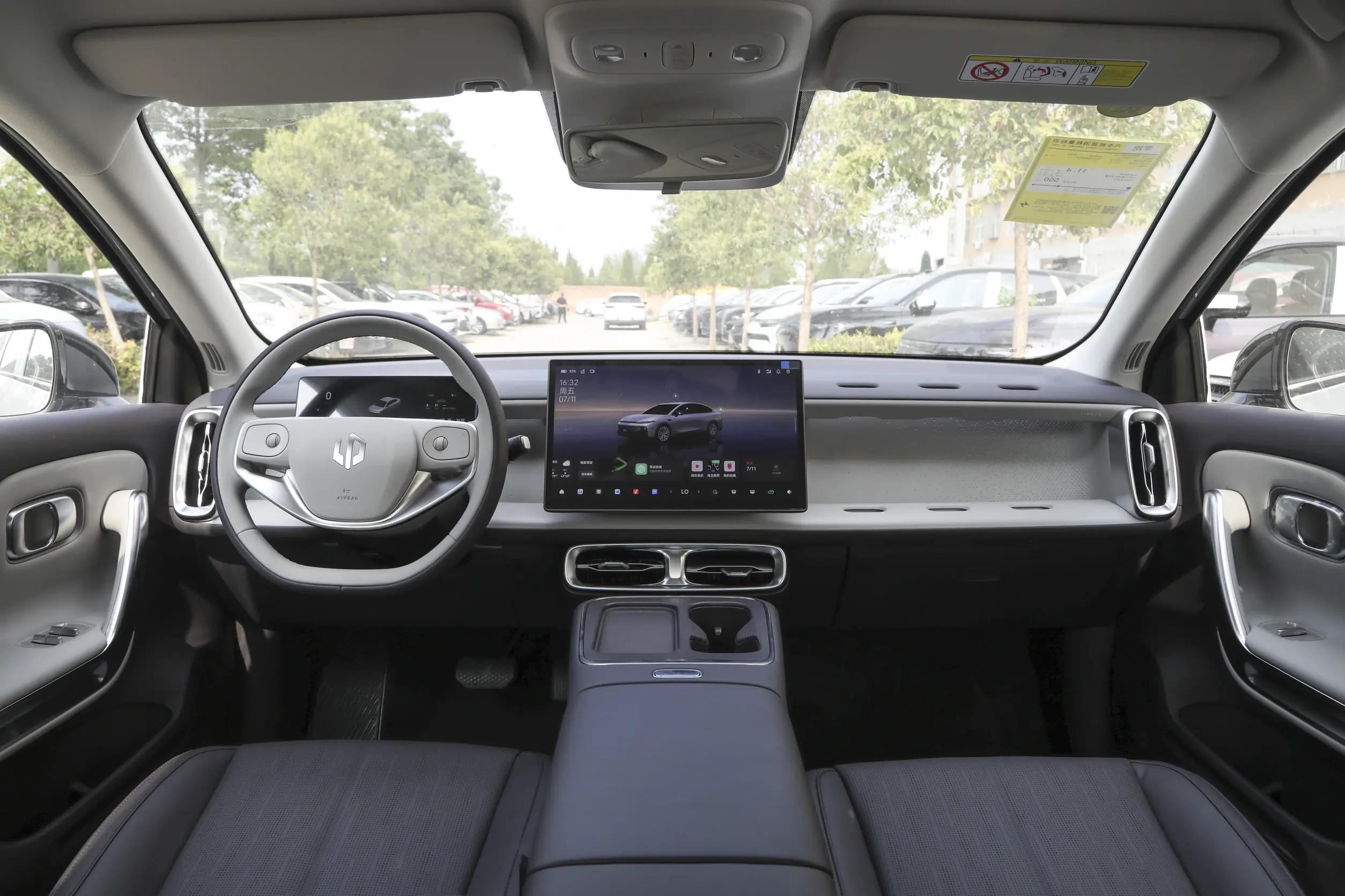 零跑B01 2025款 续航 650km 紧凑型三厢车 8.98万到11.98万 配置 亲民 价格 家庭第一台电车 实务选择 外形 初_低速电动汽车排名及价格