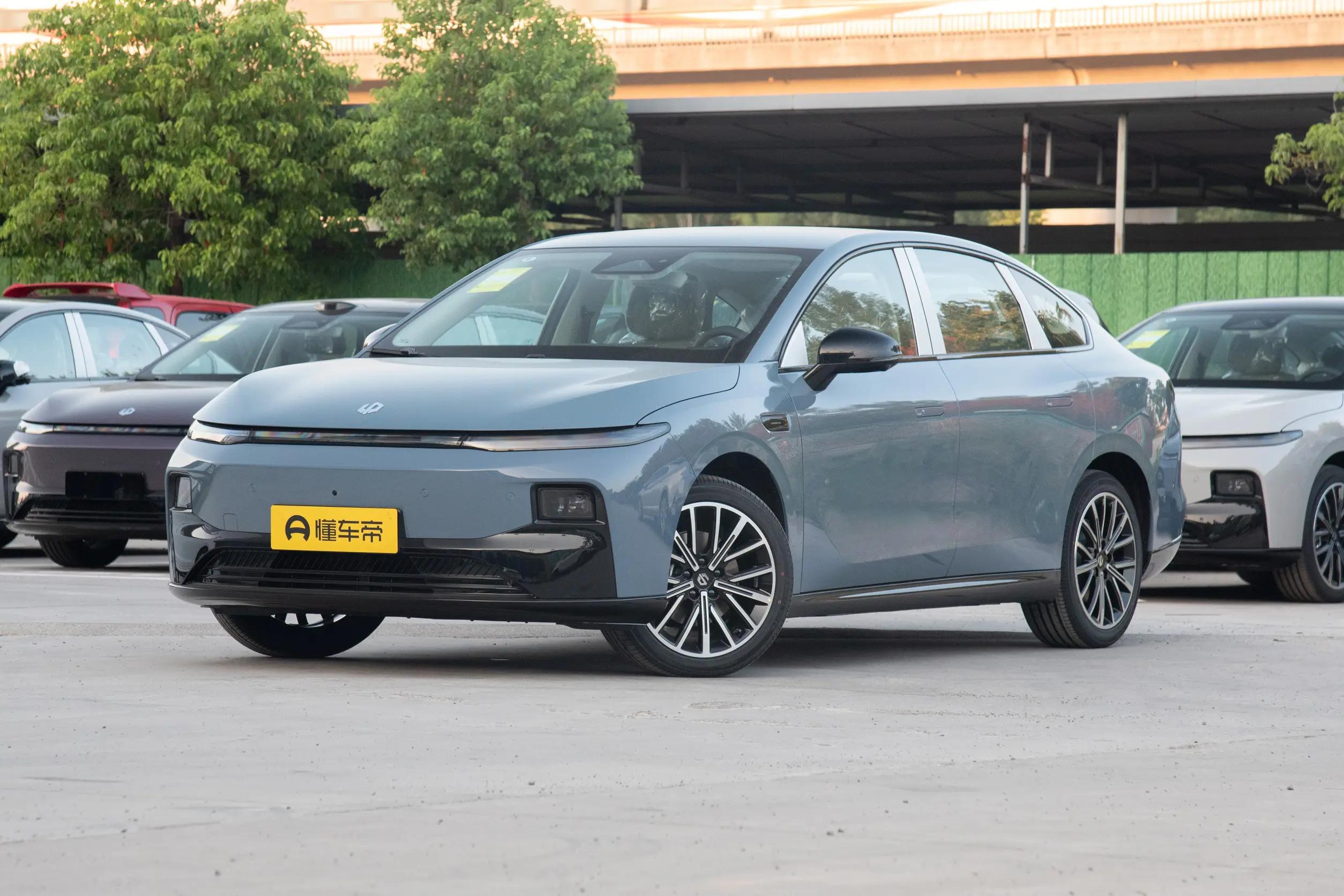 零跑B01 2025款 续航 650km 紧凑型三厢车 8.98万到11.98万 配置 亲民 价格 家庭第一台电车 实务选择 外形 初_低速电动汽车排名及价格