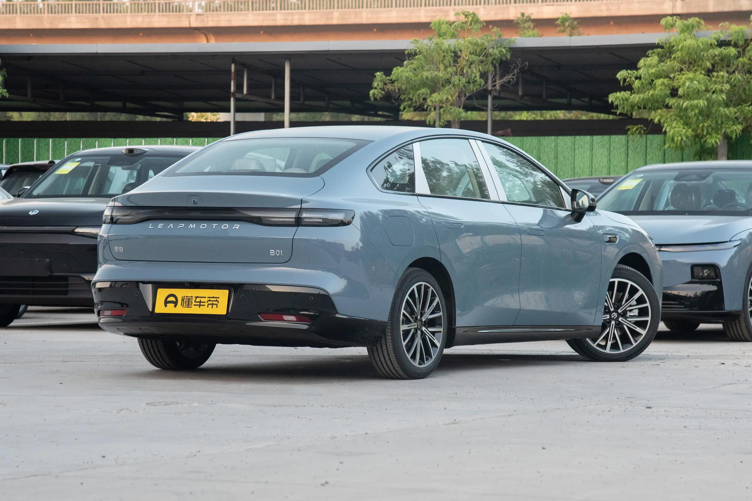 零跑B01 2025款 续航 650km 紧凑型三厢车 8.98万到11.98万 配置 亲民 价格 家庭第一台电车 实务选择 外形 初_低速电动汽车排名及价格
